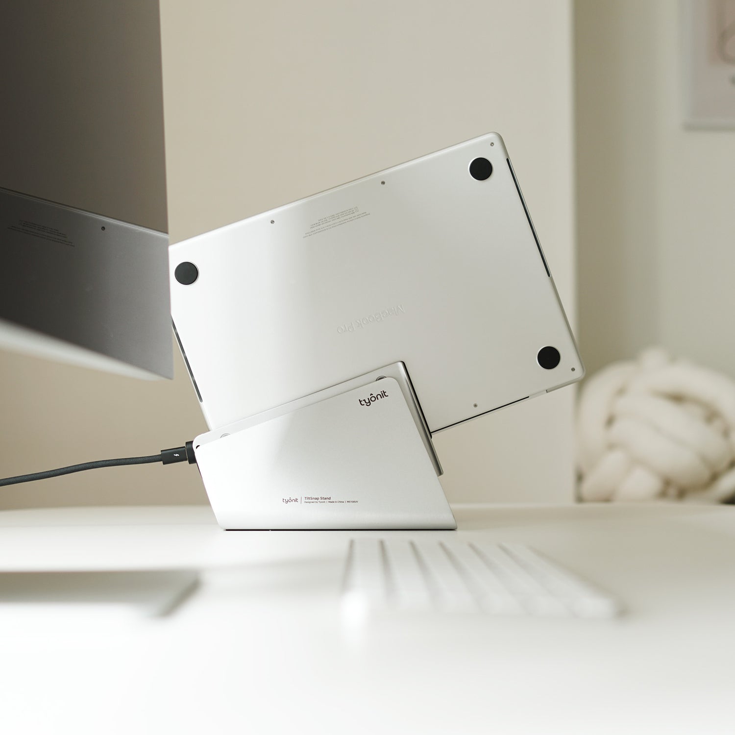Tyonit-Tiltsnap stand for MacBook Pro