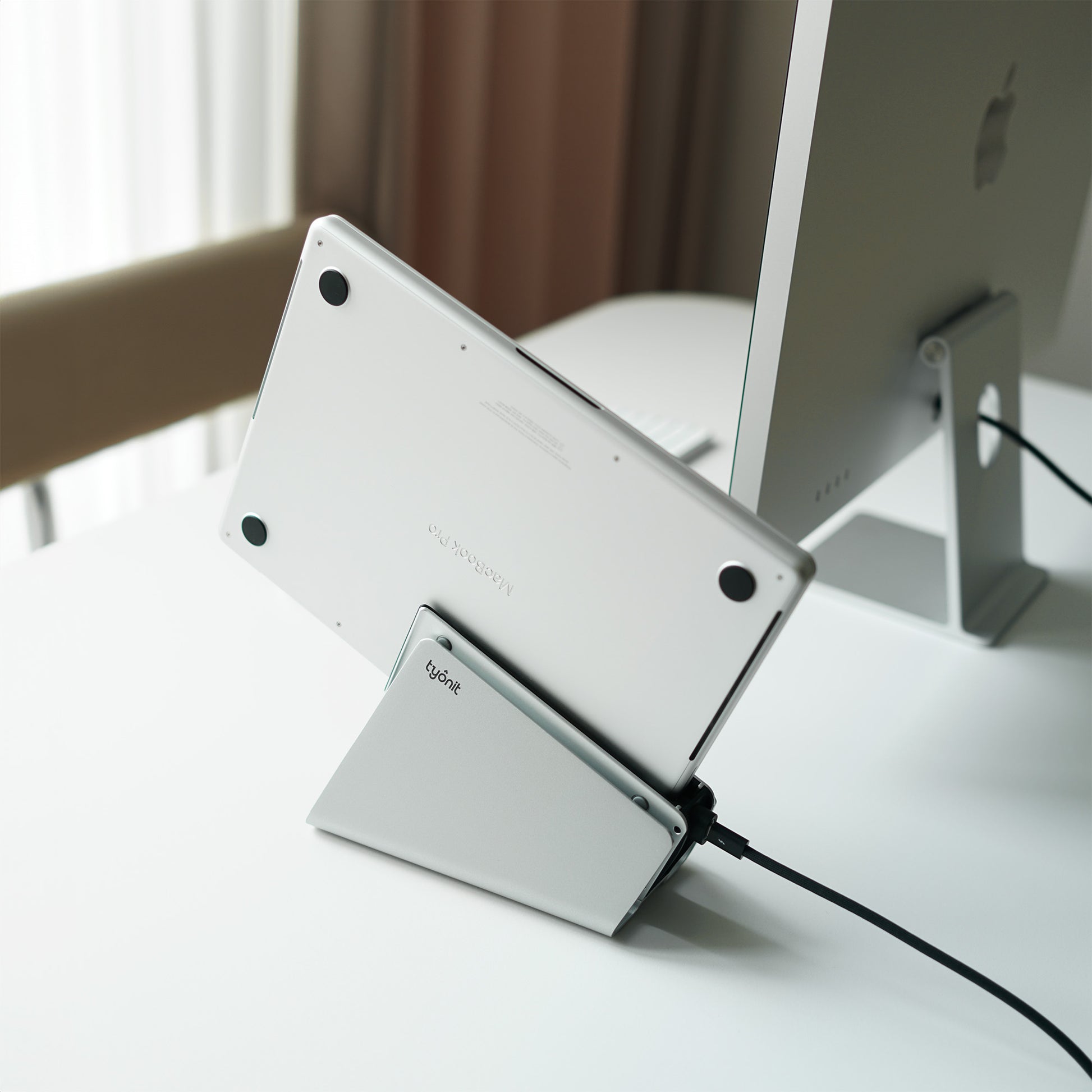 Tyonit-Tiltsnap stand for MacBook Pro